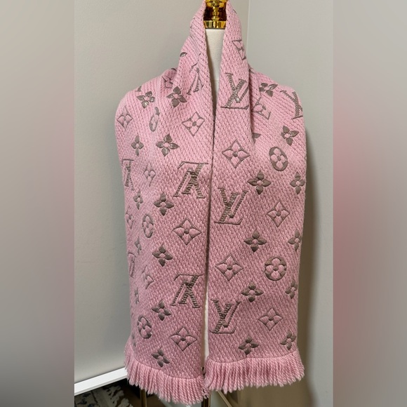 Louis Vuitton Logomania Shine Scarf Rose Ballerine Silver Monogram - Picture 4 of 6
